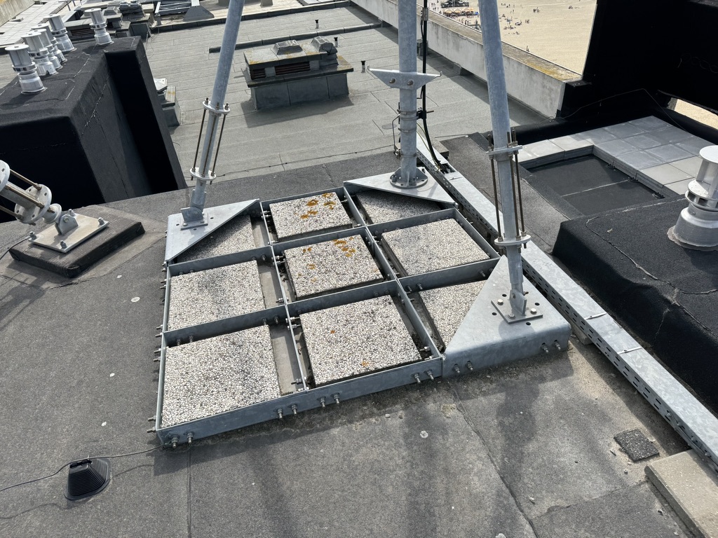 Ballastframe met betontegels
